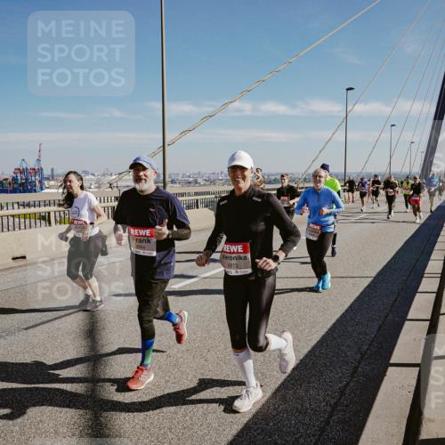 03.10.2025 - Köhlbrandbrückenlauf Michael Burmester http://msf.ph/oto/9046386 03.10.2025 12:28:55 Position 1 4864, 4873 meine-sportfotos.de