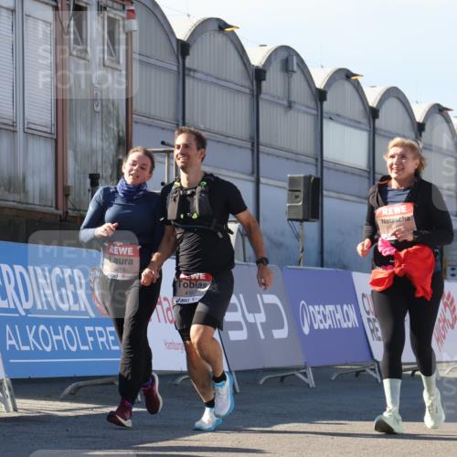 03.10.2025 - Köhlbrandbrückenlauf Luisa Fischer http://msf.ph/oto/9046391 03.10.2025 13:48:50 Ziel 7009, 8871, 4157, 5216, 5497, 5581 meine-sportfotos.de