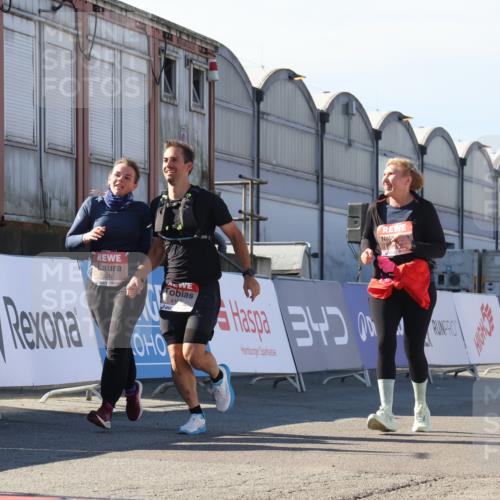 03.10.2025 - Köhlbrandbrückenlauf Luisa Fischer http://msf.ph/oto/9046402 03.10.2025 13:48:51 Ziel 7009, 8871, 4157, 5216, 5497, 5581 meine-sportfotos.de