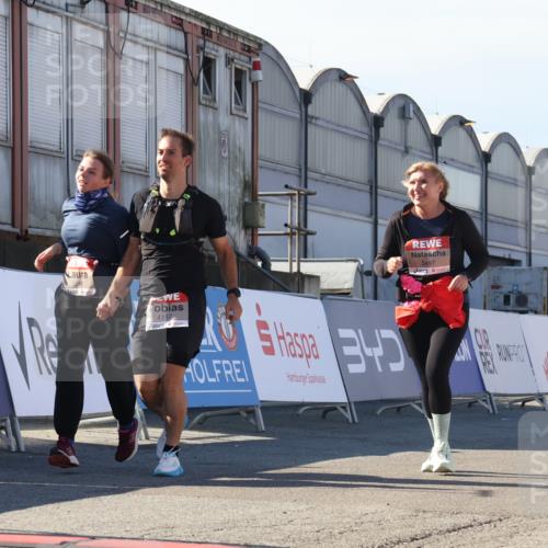 03.10.2025 - Köhlbrandbrückenlauf Luisa Fischer http://msf.ph/oto/9046407 03.10.2025 13:48:51 Ziel 7009, 8871, 4157, 5216, 5497, 5581 meine-sportfotos.de