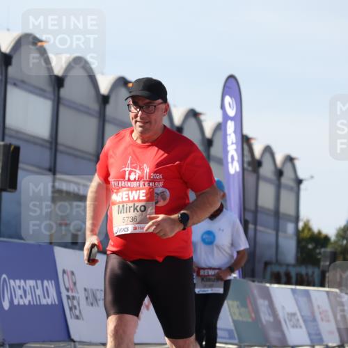 03.10.2025 - Köhlbrandbrückenlauf Luisa Fischer http://msf.ph/oto/9046411 03.10.2025 13:49:18 Ziel 5736 meine-sportfotos.de