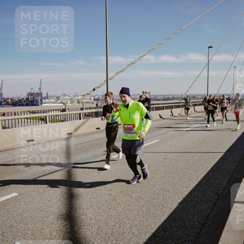 03.10.2025 - Köhlbrandbrückenlauf Michael Burmester http://msf.ph/oto/9046415 03.10.2025 12:28:56 Position 1  meine-sportfotos.de