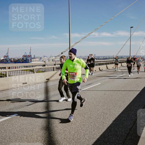 03.10.2025 - Köhlbrandbrückenlauf Michael Burmester http://msf.ph/oto/9046424 03.10.2025 12:28:56 Position 1 4646 meine-sportfotos.de