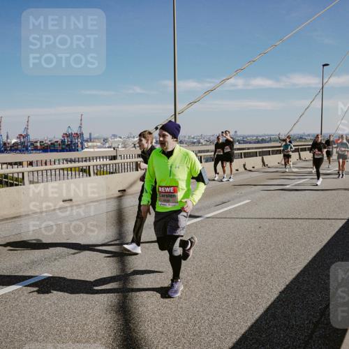 03.10.2025 - Köhlbrandbrückenlauf Michael Burmester http://msf.ph/oto/9046431 03.10.2025 12:28:57 Position 1 4646 meine-sportfotos.de