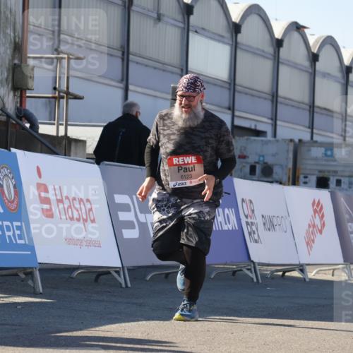 03.10.2025 - Köhlbrandbrückenlauf Luisa Fischer http://msf.ph/oto/9046480 03.10.2025 13:49:38 Ziel 7021, 9617, 6123 meine-sportfotos.de