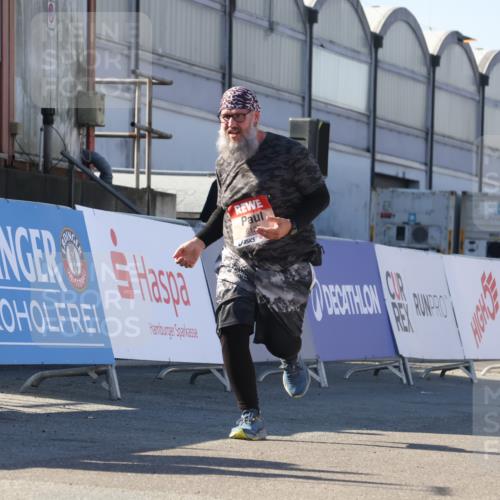 03.10.2025 - Köhlbrandbrückenlauf Luisa Fischer http://msf.ph/oto/9046485 03.10.2025 13:49:38 Ziel 7021, 9617, 6123 meine-sportfotos.de