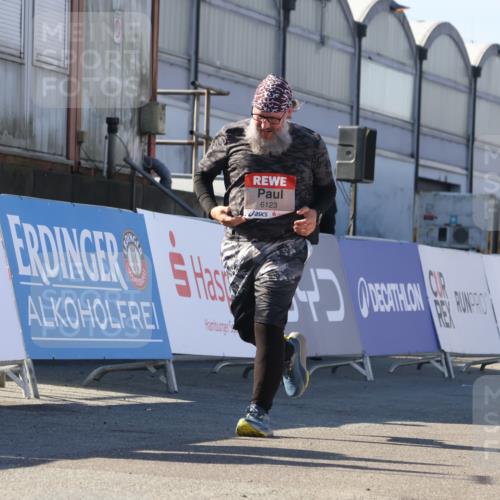 03.10.2025 - Köhlbrandbrückenlauf Luisa Fischer http://msf.ph/oto/9046488 03.10.2025 13:49:38 Ziel 7021, 9617, 6123 meine-sportfotos.de