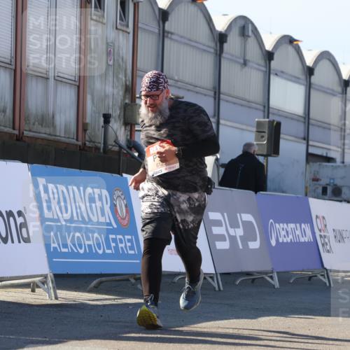 03.10.2025 - Köhlbrandbrückenlauf Luisa Fischer http://msf.ph/oto/9046493 03.10.2025 13:49:39 Ziel 7021, 9041, 9617, 6123 meine-sportfotos.de