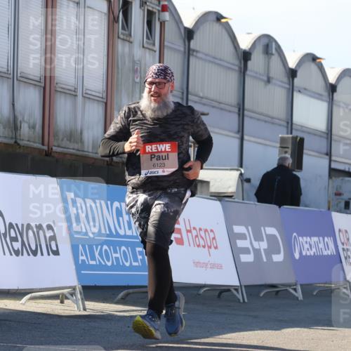 03.10.2025 - Köhlbrandbrückenlauf Luisa Fischer http://msf.ph/oto/9046498 03.10.2025 13:49:39 Ziel 7021, 9041, 9617, 6123 meine-sportfotos.de