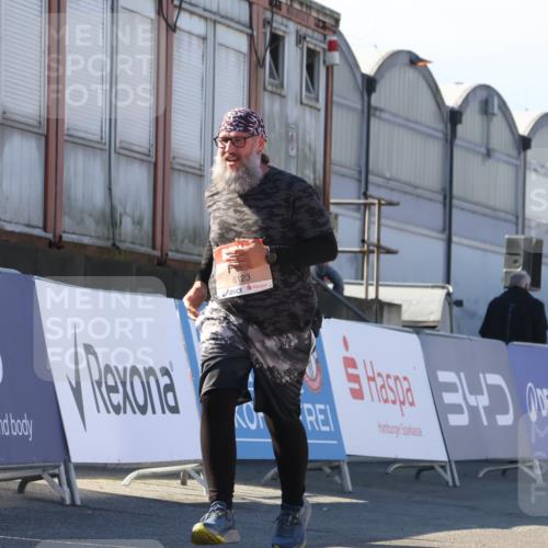03.10.2025 - Köhlbrandbrückenlauf Luisa Fischer http://msf.ph/oto/9046499 03.10.2025 13:49:39 Ziel 7021, 9041, 9617, 6123 meine-sportfotos.de