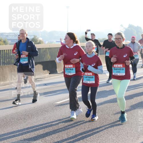 03.10.2025 - Köhlbrandbrückenlauf Lena Gebhardt http://msf.ph/oto/9046500 03.10.2025 09:28:20 Position 1 2260, 2259, 1880, 2085, 2086, 2434 meine-sportfotos.de