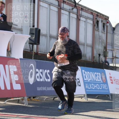 03.10.2025 - Köhlbrandbrückenlauf Luisa Fischer http://msf.ph/oto/9046508 03.10.2025 13:49:40 Ziel 7021, 9041, 9549, 9617, 6123 meine-sportfotos.de