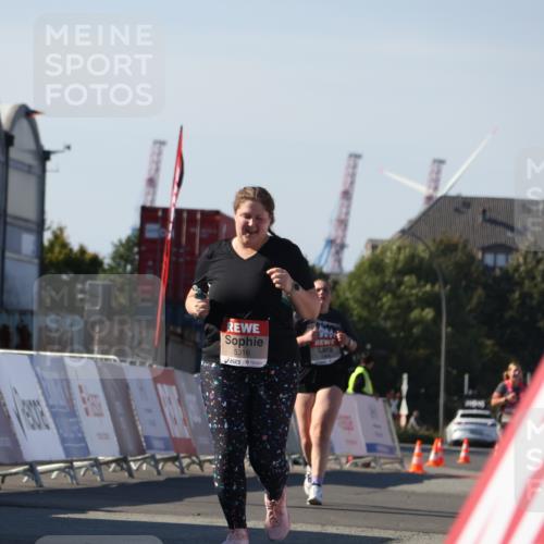 03.10.2025 - Köhlbrandbrückenlauf Luisa Fischer http://msf.ph/oto/9046530 03.10.2025 13:49:44 Ziel 7021, 9041, 9549, 6123 meine-sportfotos.de
