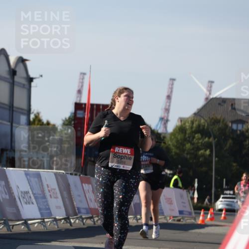 03.10.2025 - Köhlbrandbrückenlauf Luisa Fischer http://msf.ph/oto/9046534 03.10.2025 13:49:45 Ziel 7021, 9041, 9549, 6123 meine-sportfotos.de