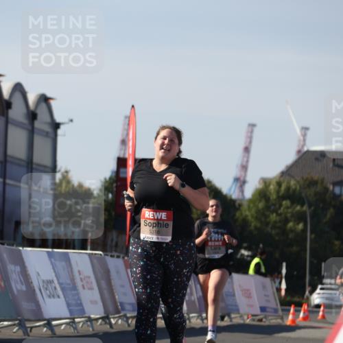 03.10.2025 - Köhlbrandbrückenlauf Luisa Fischer http://msf.ph/oto/9046538 03.10.2025 13:49:45 Ziel 7021, 9041, 9549, 6123 meine-sportfotos.de