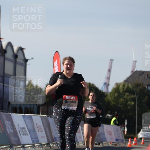 03.10.2025 - Köhlbrandbrückenlauf Luisa Fischer http://msf.ph/oto/9046541 03.10.2025 13:49:45 Ziel 7021, 9041, 9549, 6123 meine-sportfotos.de