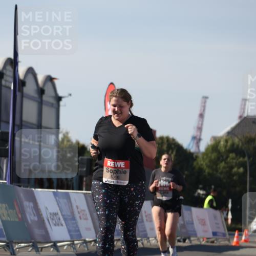 03.10.2025 - Köhlbrandbrückenlauf Luisa Fischer http://msf.ph/oto/9046546 03.10.2025 13:49:46 Ziel 7021, 9041, 9549, 5316, 6123 meine-sportfotos.de