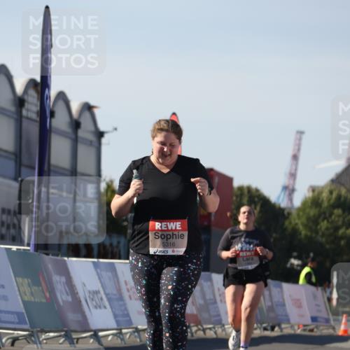 03.10.2025 - Köhlbrandbrückenlauf Luisa Fischer http://msf.ph/oto/9046549 03.10.2025 13:49:46 Ziel 7021, 9041, 9549, 5316, 6123 meine-sportfotos.de