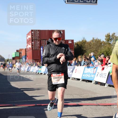 03.10.2025 - Köhlbrandbrückenlauf Lena Gebhardt http://msf.ph/oto/9046553 03.10.2025 13:02:08 Ziel 4025, 4109, 4118, 4281, 4907, 5703, 6032, 6235, 6461 meine-sportfotos.de