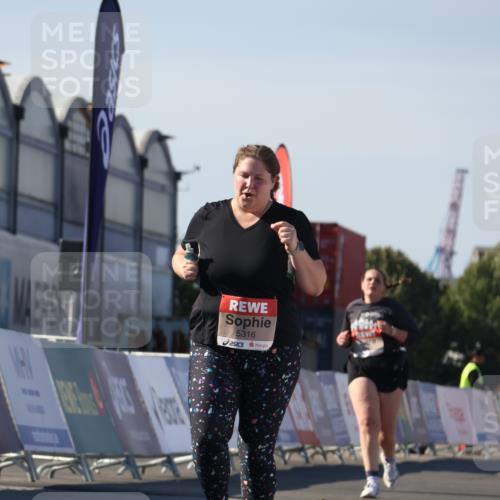 03.10.2025 - Köhlbrandbrückenlauf Luisa Fischer http://msf.ph/oto/9046555 03.10.2025 13:49:46 Ziel 7021, 9041, 9549, 5316, 6123 meine-sportfotos.de