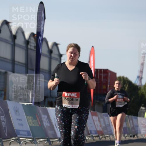 03.10.2025 - Köhlbrandbrückenlauf Luisa Fischer http://msf.ph/oto/9046559 03.10.2025 13:49:47 Ziel 7021, 9041, 9549, 5316, 6123 meine-sportfotos.de