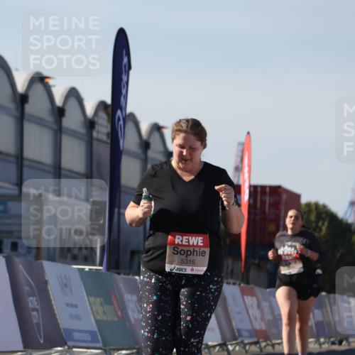 03.10.2025 - Köhlbrandbrückenlauf Luisa Fischer http://msf.ph/oto/9046569 03.10.2025 13:49:47 Ziel 7021, 9041, 9549, 5316, 6123 meine-sportfotos.de