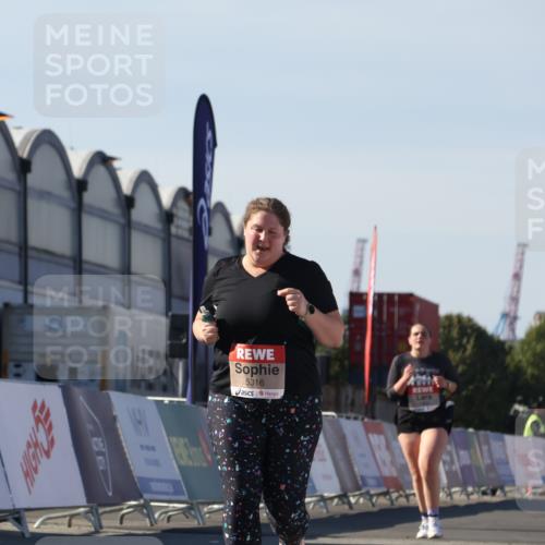 03.10.2025 - Köhlbrandbrückenlauf Luisa Fischer http://msf.ph/oto/9046573 03.10.2025 13:49:47 Ziel 7021, 9041, 9549, 5316, 6123 meine-sportfotos.de