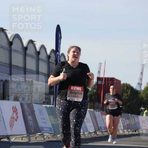 03.10.2025 - Köhlbrandbrückenlauf Luisa Fischer http://msf.ph/oto/9046580 03.10.2025 13:49:48 Ziel 7021, 9041, 9549, 5316, 6123 meine-sportfotos.de