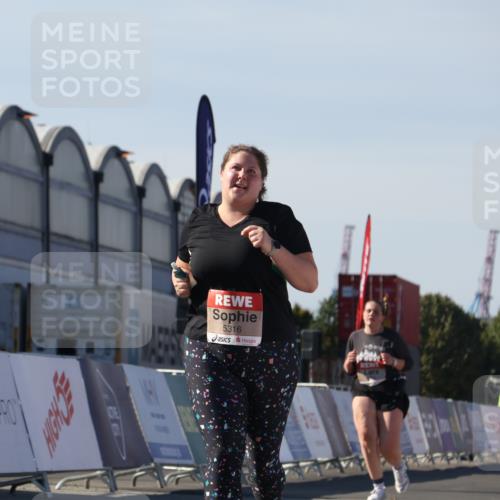 03.10.2025 - Köhlbrandbrückenlauf Luisa Fischer http://msf.ph/oto/9046584 03.10.2025 13:49:48 Ziel 7021, 9041, 9549, 5316, 6123 meine-sportfotos.de