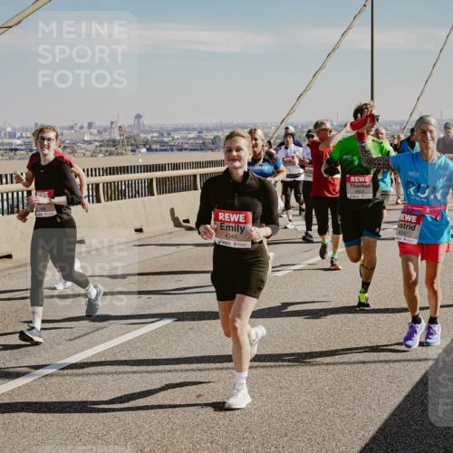 03.10.2025 - Köhlbrandbrückenlauf Michael Burmester http://msf.ph/oto/9046585 03.10.2025 12:29:09 Position 1 4348, 5383, 4347 meine-sportfotos.de
