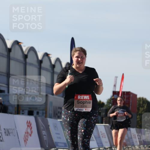 03.10.2025 - Köhlbrandbrückenlauf Luisa Fischer http://msf.ph/oto/9046590 03.10.2025 13:49:48 Ziel 7021, 9041, 9549, 5316, 6123 meine-sportfotos.de