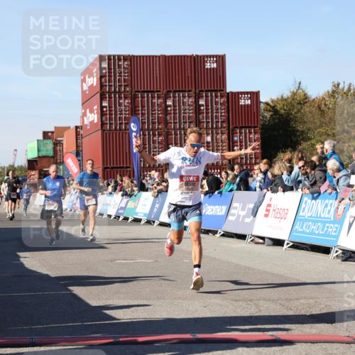 03.10.2025 - Köhlbrandbrückenlauf Lena Gebhardt http://msf.ph/oto/9046592 03.10.2025 13:02:12 Ziel 4109, 4130, 4281, 5617, 5697, 6032, 6461 meine-sportfotos.de