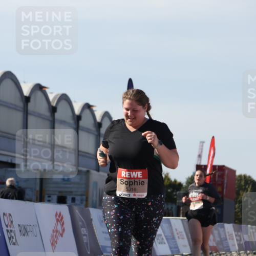 03.10.2025 - Köhlbrandbrückenlauf Luisa Fischer http://msf.ph/oto/9046594 03.10.2025 13:49:49 Ziel 9041, 9549, 5316, 6123 meine-sportfotos.de