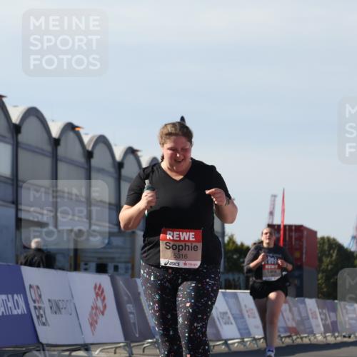 03.10.2025 - Köhlbrandbrückenlauf Luisa Fischer http://msf.ph/oto/9046597 03.10.2025 13:49:49 Ziel 9041, 9549, 5316, 6123 meine-sportfotos.de