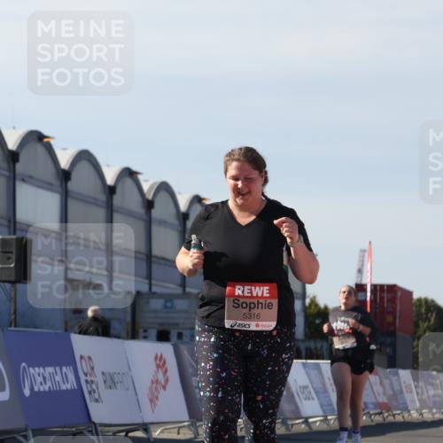 03.10.2025 - Köhlbrandbrückenlauf Luisa Fischer http://msf.ph/oto/9046600 03.10.2025 13:49:49 Ziel 9041, 9549, 5316, 6123 meine-sportfotos.de