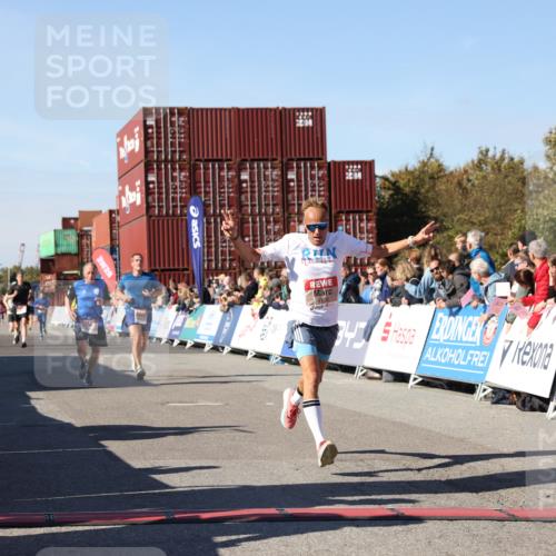 03.10.2025 - Köhlbrandbrückenlauf Lena Gebhardt http://msf.ph/oto/9046602 03.10.2025 13:02:12 Ziel 4109, 4130, 4281, 5617, 5697, 6032, 6461 meine-sportfotos.de