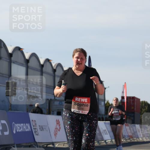 03.10.2025 - Köhlbrandbrückenlauf Luisa Fischer http://msf.ph/oto/9046604 03.10.2025 13:49:50 Ziel 9041, 9549, 5316, 6123 meine-sportfotos.de