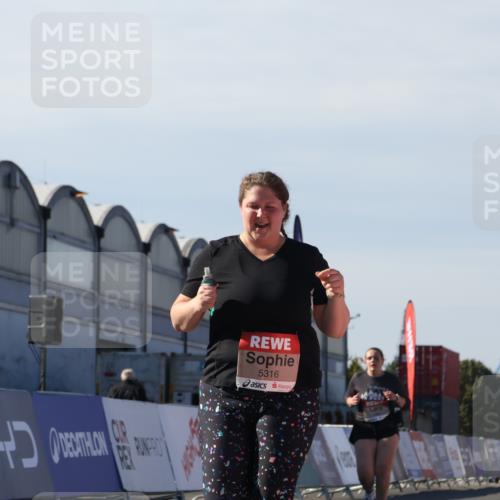 03.10.2025 - Köhlbrandbrückenlauf Luisa Fischer http://msf.ph/oto/9046610 03.10.2025 13:49:50 Ziel 9041, 9549, 5316, 6123 meine-sportfotos.de