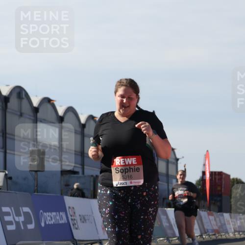 03.10.2025 - Köhlbrandbrückenlauf Luisa Fischer http://msf.ph/oto/9046614 03.10.2025 13:49:50 Ziel 9041, 9549, 5316, 6123 meine-sportfotos.de