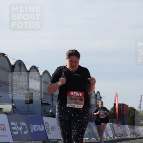 03.10.2025 - Köhlbrandbrückenlauf Luisa Fischer http://msf.ph/oto/9046618 03.10.2025 13:49:51 Ziel 9041, 9549, 5316, 5364, 6123 meine-sportfotos.de