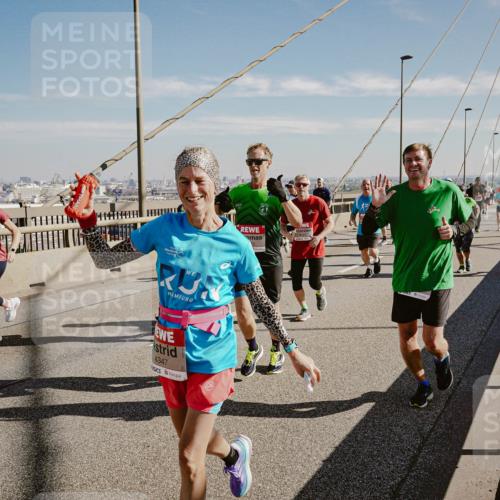 03.10.2025 - Köhlbrandbrückenlauf Michael Burmester http://msf.ph/oto/9046620 03.10.2025 12:29:11 Position 1 4347 meine-sportfotos.de
