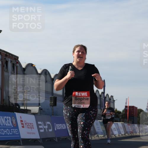 03.10.2025 - Köhlbrandbrückenlauf Luisa Fischer http://msf.ph/oto/9046627 03.10.2025 13:49:51 Ziel 9041, 9549, 5316, 5364, 6123 meine-sportfotos.de