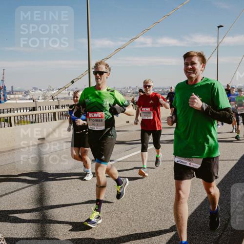 03.10.2025 - Köhlbrandbrückenlauf Michael Burmester http://msf.ph/oto/9046630 03.10.2025 12:29:11 Position 1 6623, 6177, 5383 meine-sportfotos.de