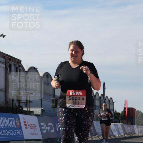 03.10.2025 - Köhlbrandbrückenlauf Luisa Fischer http://msf.ph/oto/9046632 03.10.2025 13:49:52 Ziel 9549, 5316, 5364 meine-sportfotos.de