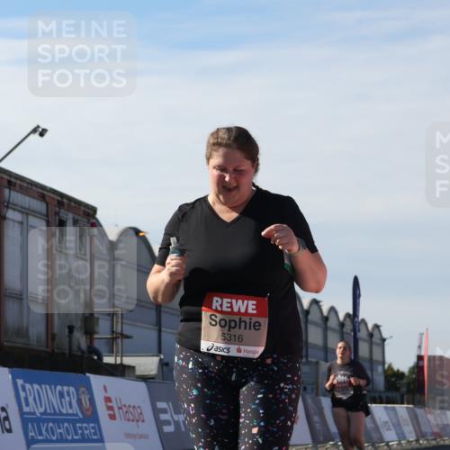 03.10.2025 - Köhlbrandbrückenlauf Luisa Fischer http://msf.ph/oto/9046634 03.10.2025 13:49:52 Ziel 9549, 5316, 5364 meine-sportfotos.de