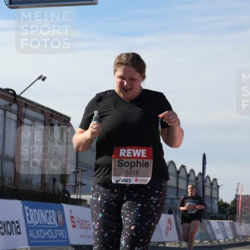 03.10.2025 - Köhlbrandbrückenlauf Luisa Fischer http://msf.ph/oto/9046637 03.10.2025 13:49:52 Ziel 9549, 5316, 5364 meine-sportfotos.de