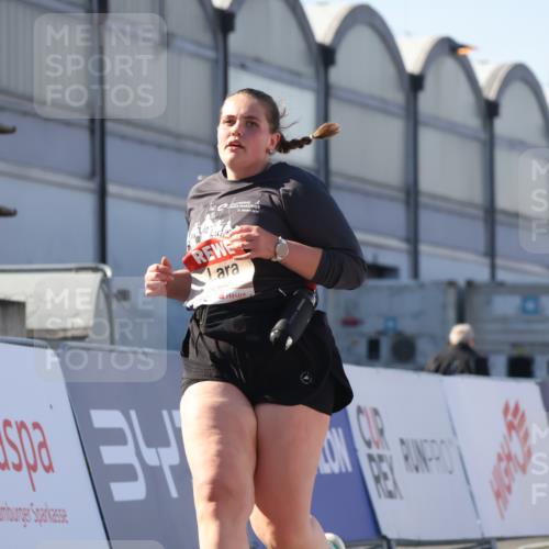 03.10.2025 - Köhlbrandbrückenlauf Luisa Fischer http://msf.ph/oto/9046642 03.10.2025 13:49:54 Ziel 5316, 5364 meine-sportfotos.de