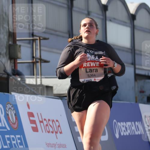 03.10.2025 - Köhlbrandbrückenlauf Luisa Fischer http://msf.ph/oto/9046647 03.10.2025 13:49:55 Ziel 5316, 5364 meine-sportfotos.de