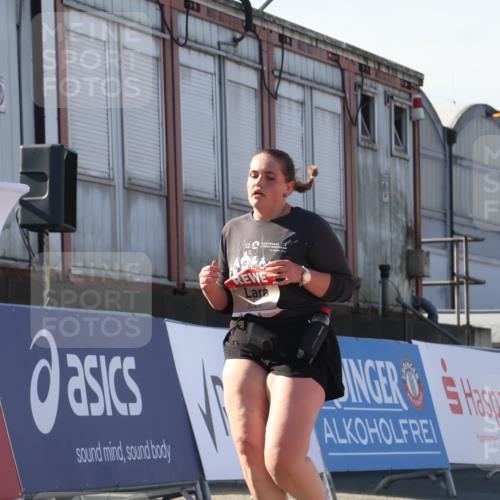 03.10.2025 - Köhlbrandbrückenlauf Luisa Fischer http://msf.ph/oto/9046662 03.10.2025 13:49:56 Ziel 5316, 5364 meine-sportfotos.de