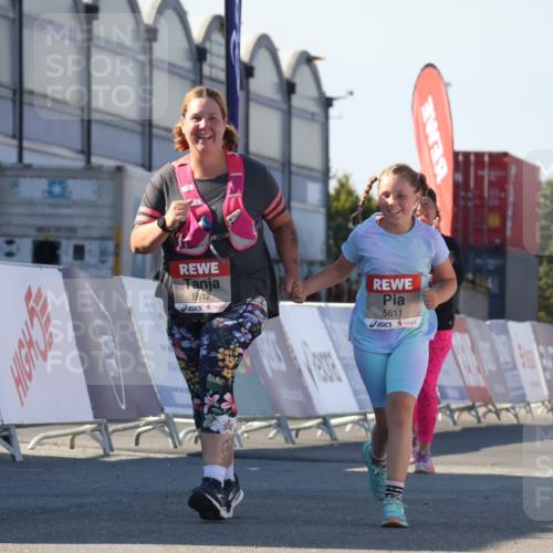 03.10.2025 - Köhlbrandbrückenlauf Luisa Fischer http://msf.ph/oto/9046676 03.10.2025 13:50:10 Ziel 7033, 7066, 9742, 5611, 5612 meine-sportfotos.de